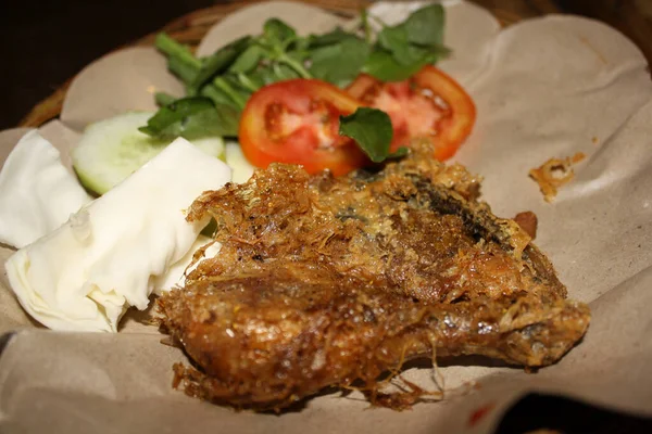 Hemlagad Indonesisk Traditionell Stekt Kyckling Med Sambals — Stockfoto