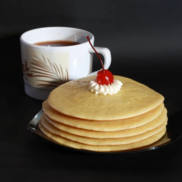 Hausgemachte Leckere Traditionelle Pfannkuchen Mit Kirsche — Stockfoto