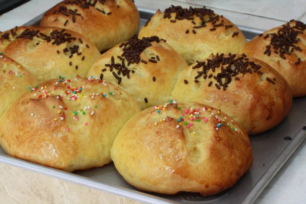 Hausgemachte Leckere Und Frisch Gebackene Brote Mit Schokoladenreis Und Käse — Stockfoto