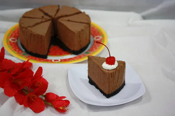 Kue Coklat Lezat Dengan Krim Dan Cherry — Stok Foto