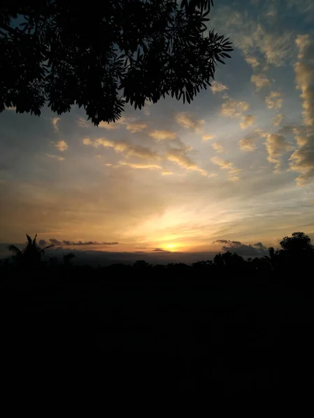 Schöner Morgen Mit Klarem Himmel Und Atemberaubendem Sonnenaufgang — Stockfoto