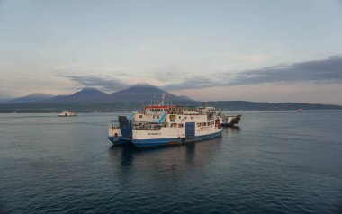 Gün doğumunda Ketapang Limanı Banyuwangi Doğu Java Endonezya 'ya bakın