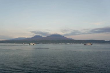 Gün doğumunda Ketapang Limanı Banyuwangi Doğu Java Endonezya 'ya bakın