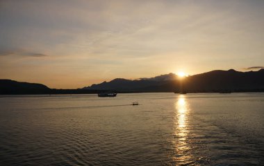 Gün doğumunda Ketapang Limanı Banyuwangi Doğu Java Endonezya 'ya bakın