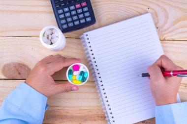 Kadın ellerinin elinde haplarla tıbbı götürdüğü en iyi manzara.