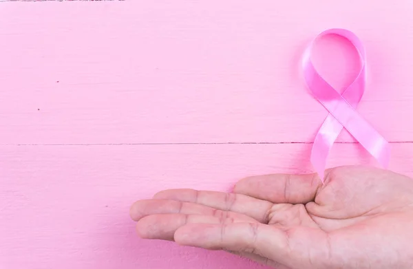 Opieka zdrowotna, koncepcja medycyny. Różowe żebra świadomości raka piersi — Zdjęcie stockowe