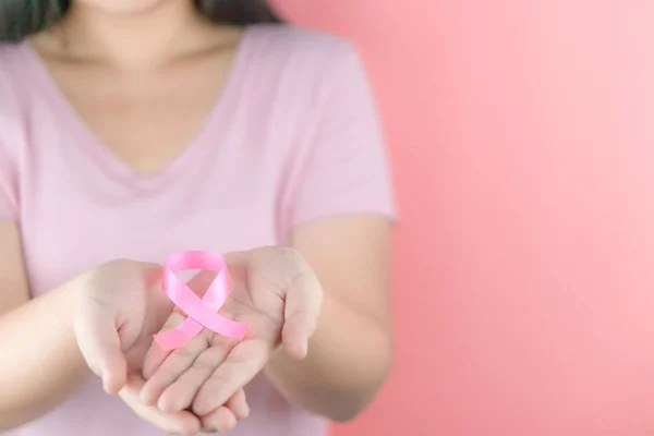 Cuidados de saúde, medicina e conceito de consciência do câncer de mama. Closeu — Fotografia de Stock