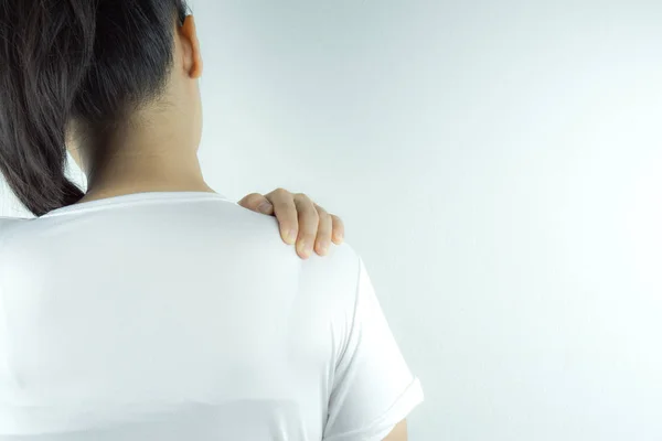 Donna gestire il dolore alla spalla su sfondo bianco. Assistenza sanitaria — Foto Stock