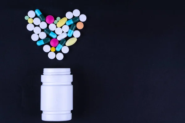 Surtido de píldoras de medicamentos farmacéuticos, tabletas y cápsulas y — Foto de Stock