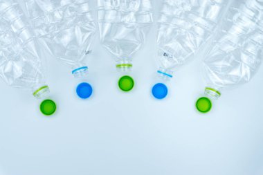 Geri dönüşüm. Kullanılmış plastik şişenin çerçevesi beyaz arka planda 