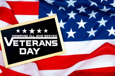 Beyaz arka planda Amerikan bayrakları olan Gaziler Gününüz kutlu olsun..