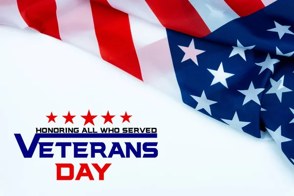Feliz Dia dos Veteranos com bandeiras americanas no fundo branco . — Fotografia de Stock