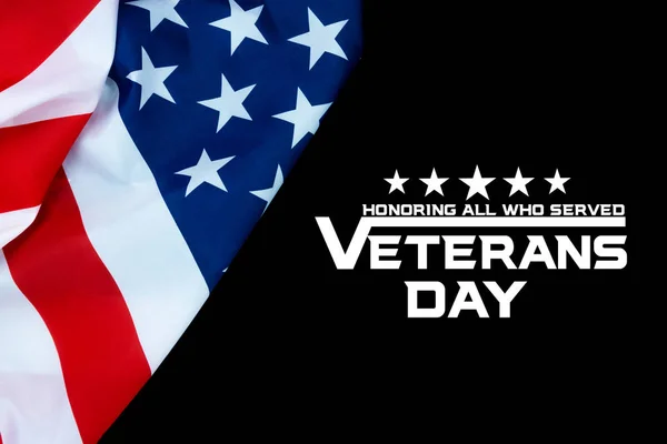 Feliz Día de los Veteranos con banderas americanas sobre fondo oscuro . —  Fotos de Stock