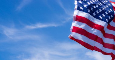 Mavi gökyüzü arka planında Amerikan bayrağı. Usa Anma Günü için, V