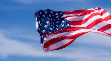 Mavi gökyüzü arka planında Amerikan bayrağı. Usa Anma Günü için, V