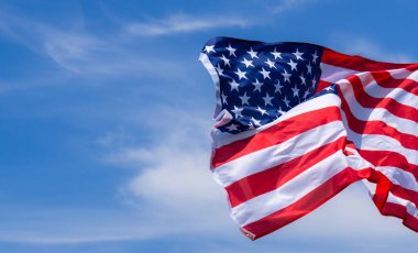 Mavi gökyüzü arka planında Amerikan bayrağı. Usa Anma Günü için, V