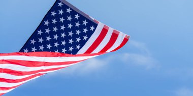 Mavi gökyüzü arka planında Amerikan bayrağı. Usa Anma Günü için, V
