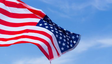 Mavi gökyüzü arka planında Amerikan bayrağı. Usa Anma Günü için, V