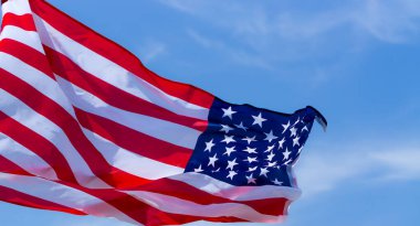 Mavi gökyüzü arka planında Amerikan bayrağı. Usa Anma Günü için, V