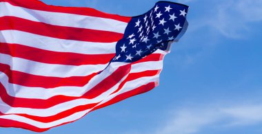 Mavi gökyüzü arka planında Amerikan bayrağı. Usa Anma Günü için, V