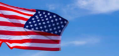 Mavi gökyüzü arka planında Amerikan bayrağı. Usa Anma Günü için, V