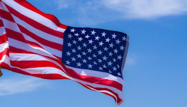 Mavi gökyüzü arka planında Amerikan bayrağı. Usa Anma Günü için, V