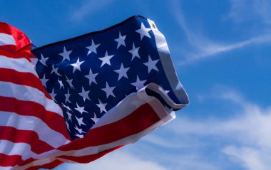 Mavi gökyüzü arka planında Amerikan bayrağı. Usa Anma Günü için, V