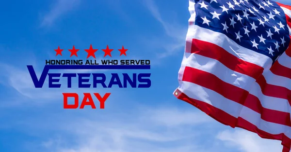 Happy Veterans Day med amerikanske flag på blå himmel baggrund . - Stock-foto