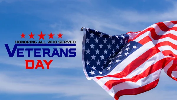 Feliz Día de los Veteranos con banderas americanas sobre fondo azul del cielo . —  Fotos de Stock