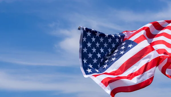 Amerikansk flag på blå himmel baggrund. For USA Memorial dag, V - Stock-foto