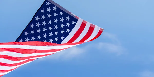 US American flag on blue sky background. For USA Memorial day, V — Stock Photo, Image