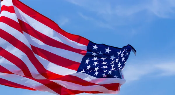 Amerikansk flag på blå himmel baggrund. For USA Memorial dag, V - Stock-foto