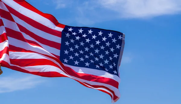 Amerikansk flag på blå himmel baggrund. For USA Memorial dag, V - Stock-foto