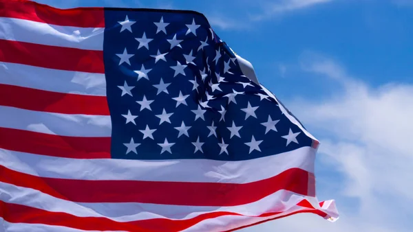 Mavi gökyüzü arka planında Amerikan bayrağı. Usa Anma Günü için, V — Stok fotoğraf