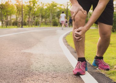 Diz yaralanmaları. Genç bir sporcu dizini tutarken