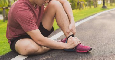 Bileğim burkuldu. Genç adam ayak bileği yaralanmasından muzdarip.