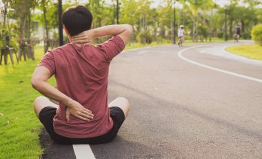 Boynu ve sırtı ağrıyan ve yaralanan bir erkek sporcu