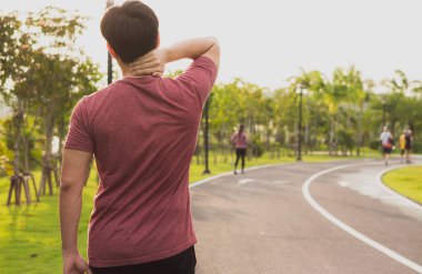 Parkta boynu ağrıyan ve yaralanan bir erkek sporcu.. 