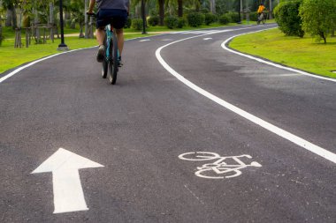 Bisiklet yolu işaretlemesi ya da yolda üzerinde ok olan bir yol tabelası