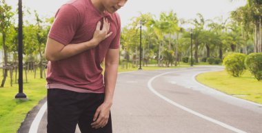 Sporcu adam çalıştıktan sonra kalp krizi ya da göğüs ağrısı geçiriyor.