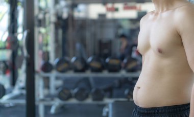 Aşırı şişman göbeğini kapat. Adamın karnı şişmiş. Man di