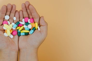 Kadın ellerinin çeşitli ilaç ürünlerini tutmasının en iyi görüntüsü.
