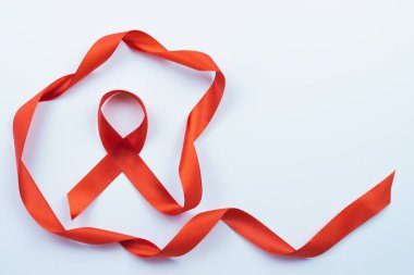Aids farkındalığı, beyaz arkaplanda kırmızı kurdele ve kopya alanı f