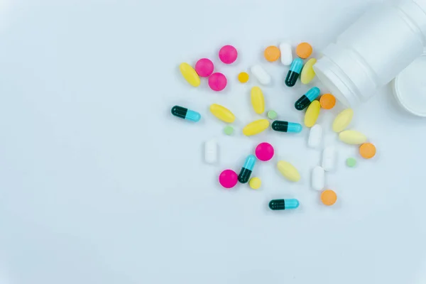 Sortiment farmaceutické medicíny pilulky, tablety a tobolky, — Stock fotografie
