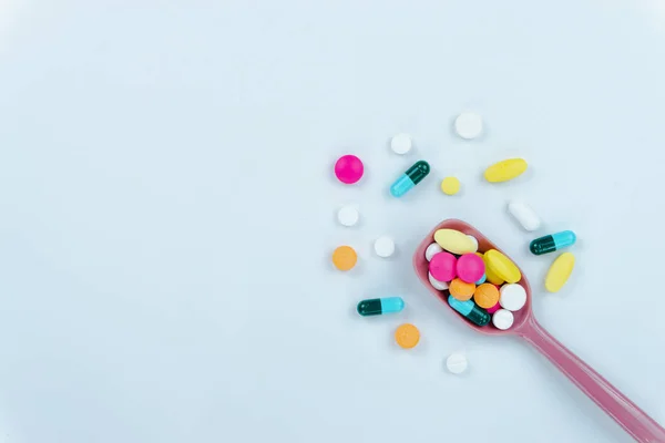 Surtido de píldoras, tabletas y cápsulas de medicamentos farmacéuticos, un — Foto de Stock