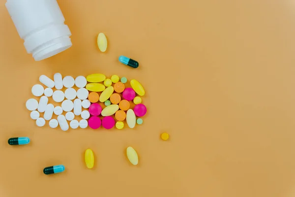 Surtido de píldoras, tabletas y cápsulas de medicamentos farmacéuticos, un — Foto de Stock