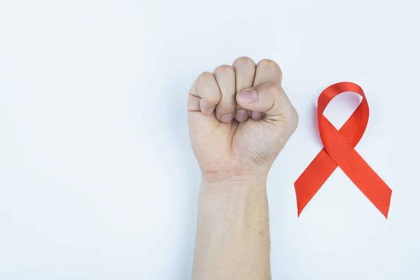 Ayuda a la conciencia, manos masculinas estrangulamiento y conciencia roja sobre el sida r — Foto de Stock