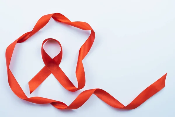 Aids consapevolezza, nastro rosso su sfondo bianco con spazio copia f — Foto Stock