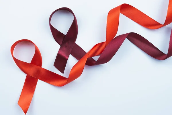Aids farkındalığı, beyaz arkaplanda kırmızı kurdele ve kopya alanı f — Stok fotoğraf