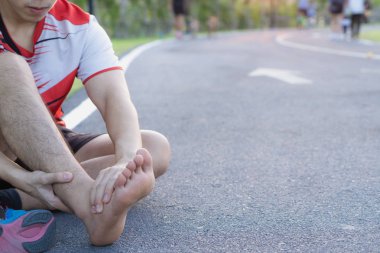 Bileğim burkuldu. Genç adam ayak bileği yaralanmasından muzdarip.